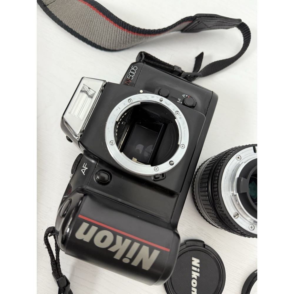 NIKON N5005 35mm SLR FILM CAMERA with AF Nikkor 35-70mm f3.3-4.5 Lens Cap Strap - Picture 6 of 16